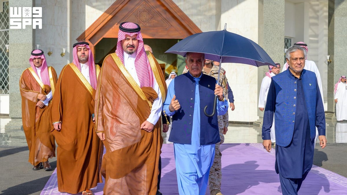 رئيس وزراء باكستان يغادر المدينة المنورة بعد زيارة المسجد النبوي