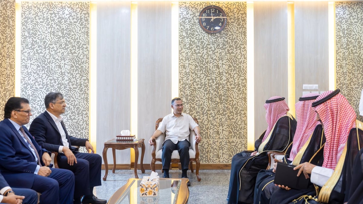 رئيس وزراء بنغلاديش يلتقي نائب وزير الخارجية في دكا لبحث العلاقات الثنائية
