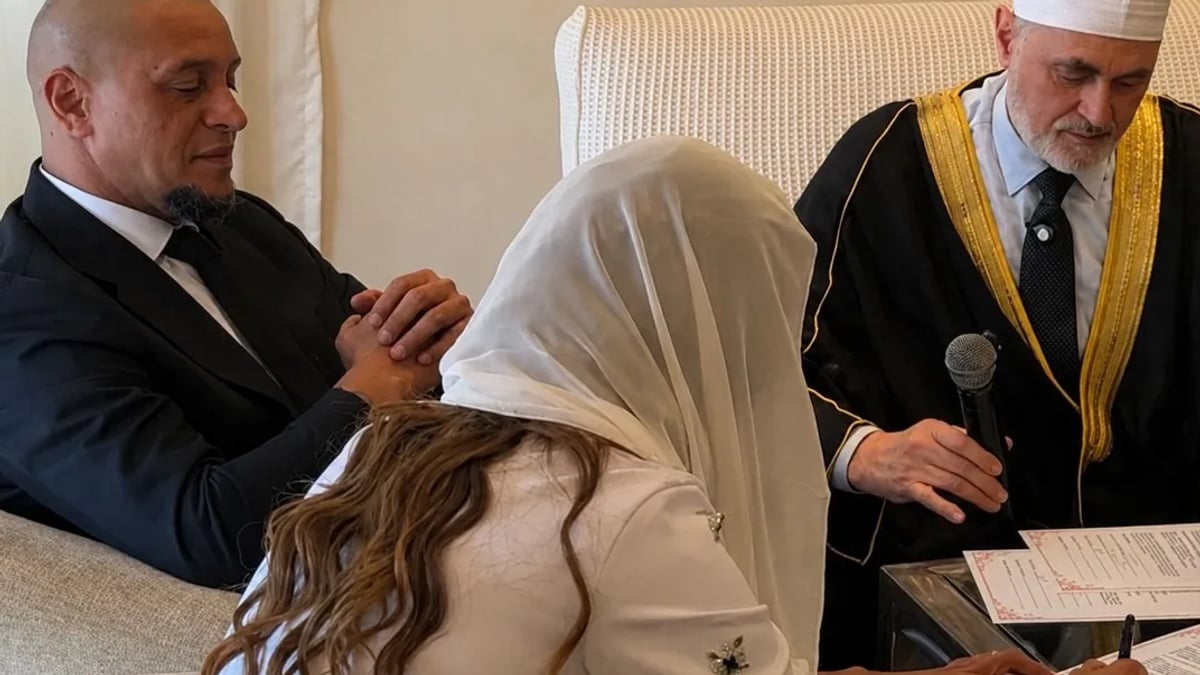 روبرتو كارلوس يثير الشائعات حول اعتناقه الإسلام