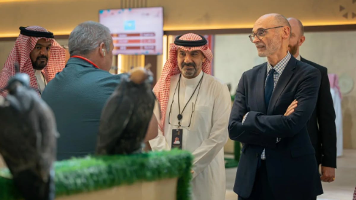 سفير بريطانيا يزور المزاد الدولي لإنتاج الصقور في السعودية