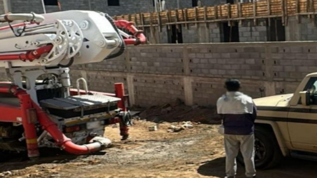 ضبط مقيم هندي يقوم بتفريغ مواد خرسانية في عسير