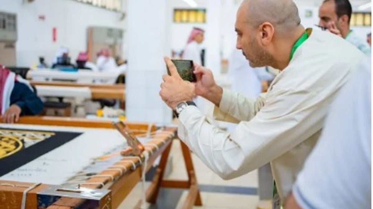 ضيوف برنامج خادم الحرمين للعمرة يزورون مجمع الملك عبدالعزيز لكسوة الكعبة