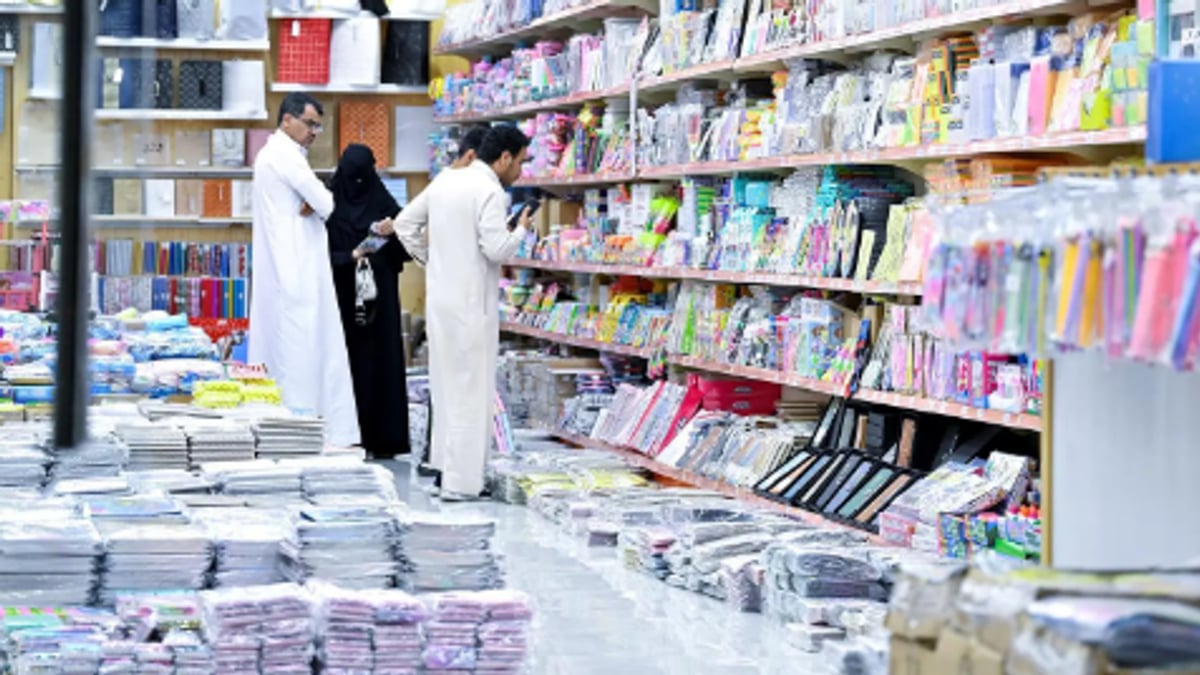 عودة المدارس تعزز حركة أسواق المكتبات في الحدود الشمالية