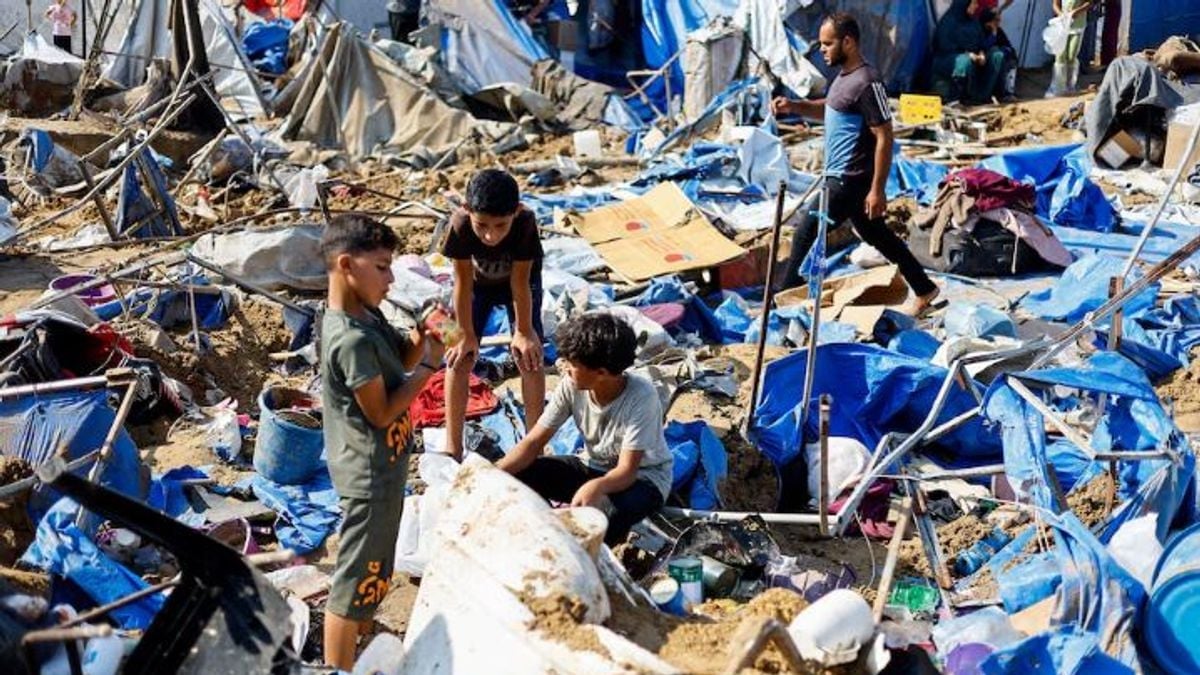 غارات إسرائيلية تقتل فلسطينيين وتدمر مستودعات أدوية في غزة