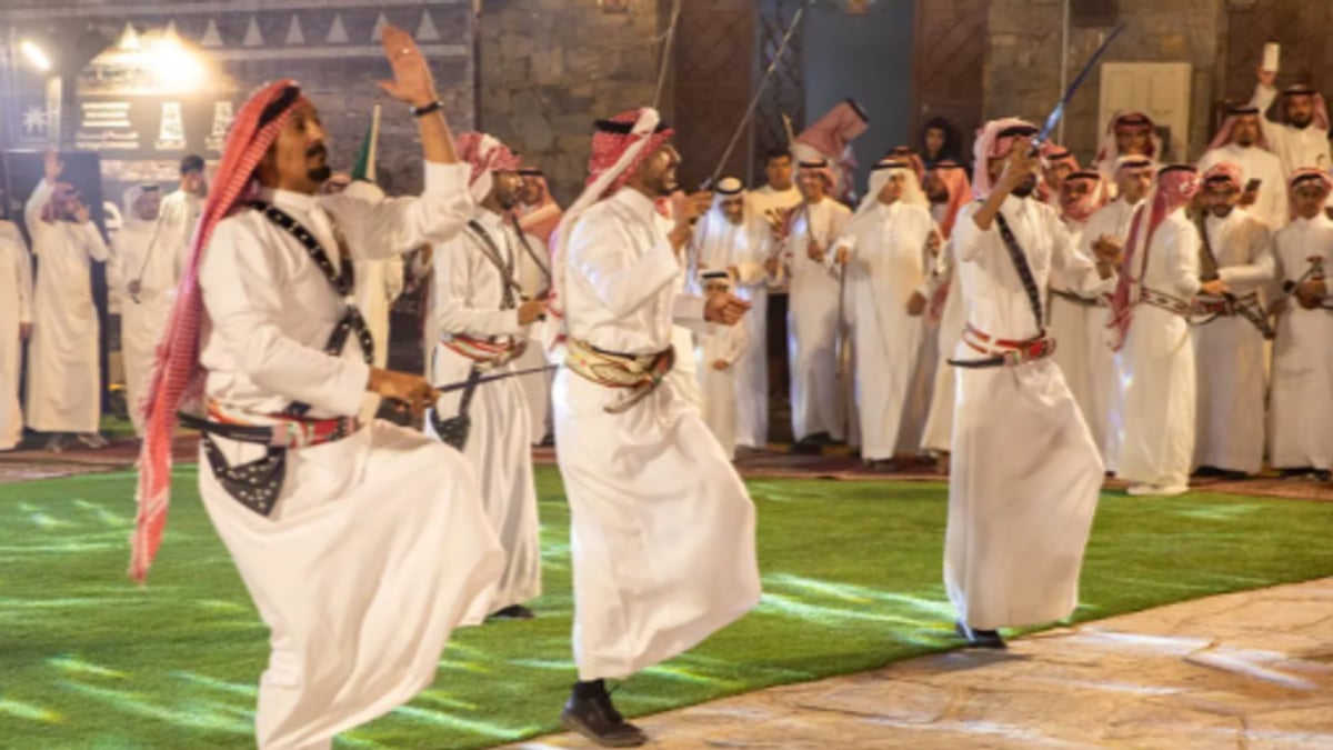 «فن العرضة» في الباحة يعكس ثراء الموروث الشعبي