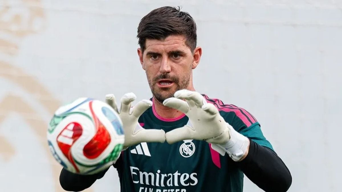 كورتوا يثني على مورينيو ويعد بموسم ألقاب مع ريال مدريد