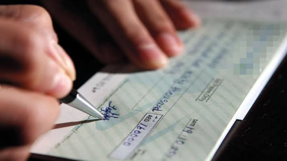 محام: تقديم الشيك للبنك خلال 30 يومًا من استلامه