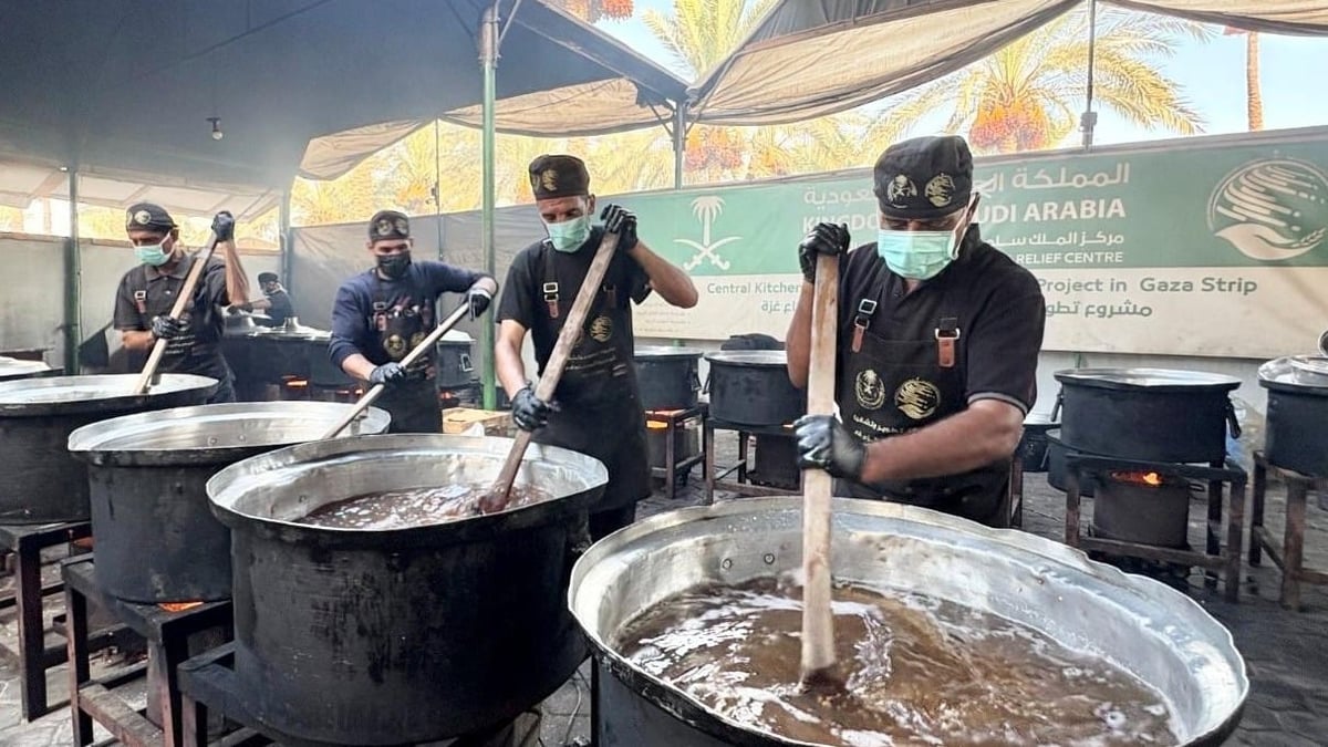 مركز الملك سلمان يوزع 24,500 وجبة ساخنة في غزة