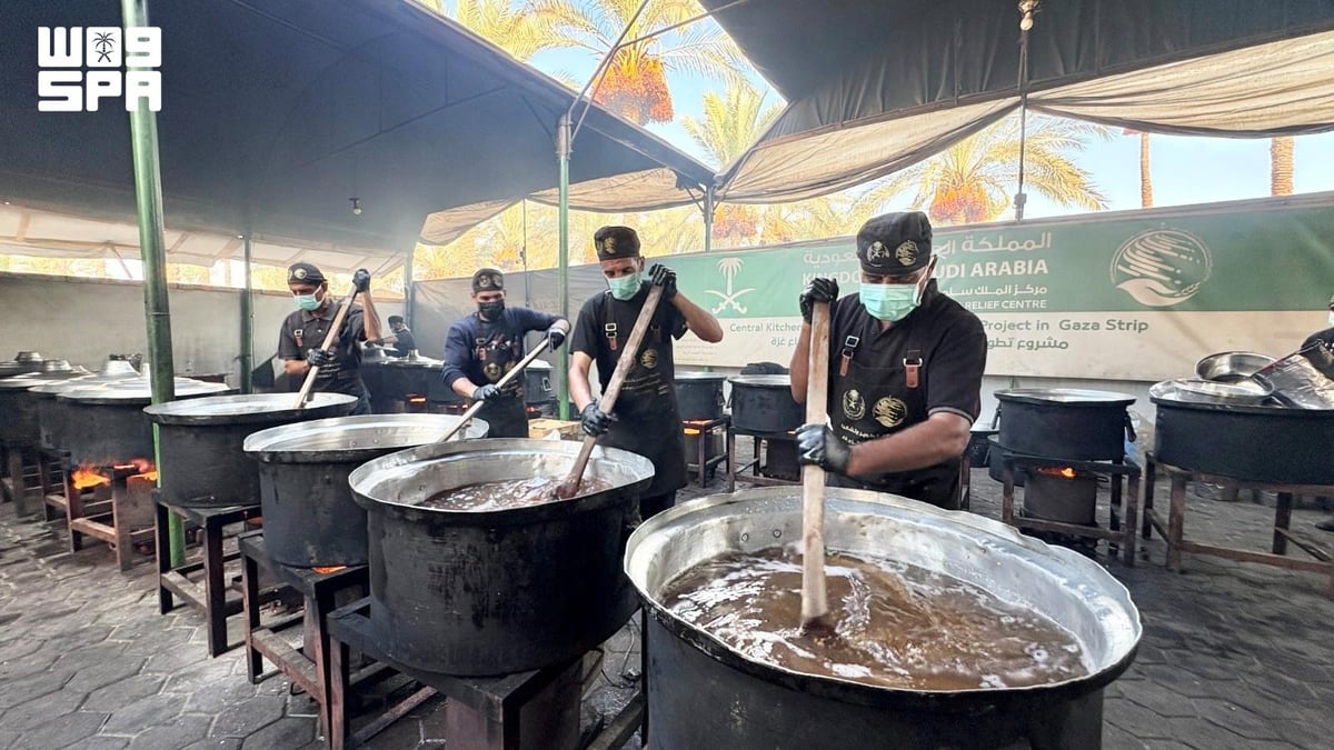 مركز الملك سلمان يوزع 24,500 وجبة غذائية في غزة