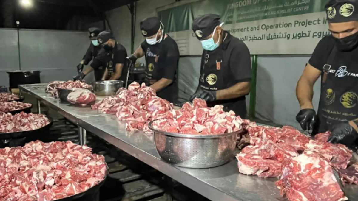مركز الملك سلمان يوزع 25,000 وجبة غذائية في غزة
