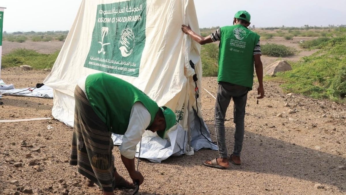 مركز الملك سلمان يوزع 54 خيمة إيوائية في قرى حيس بالحديدة