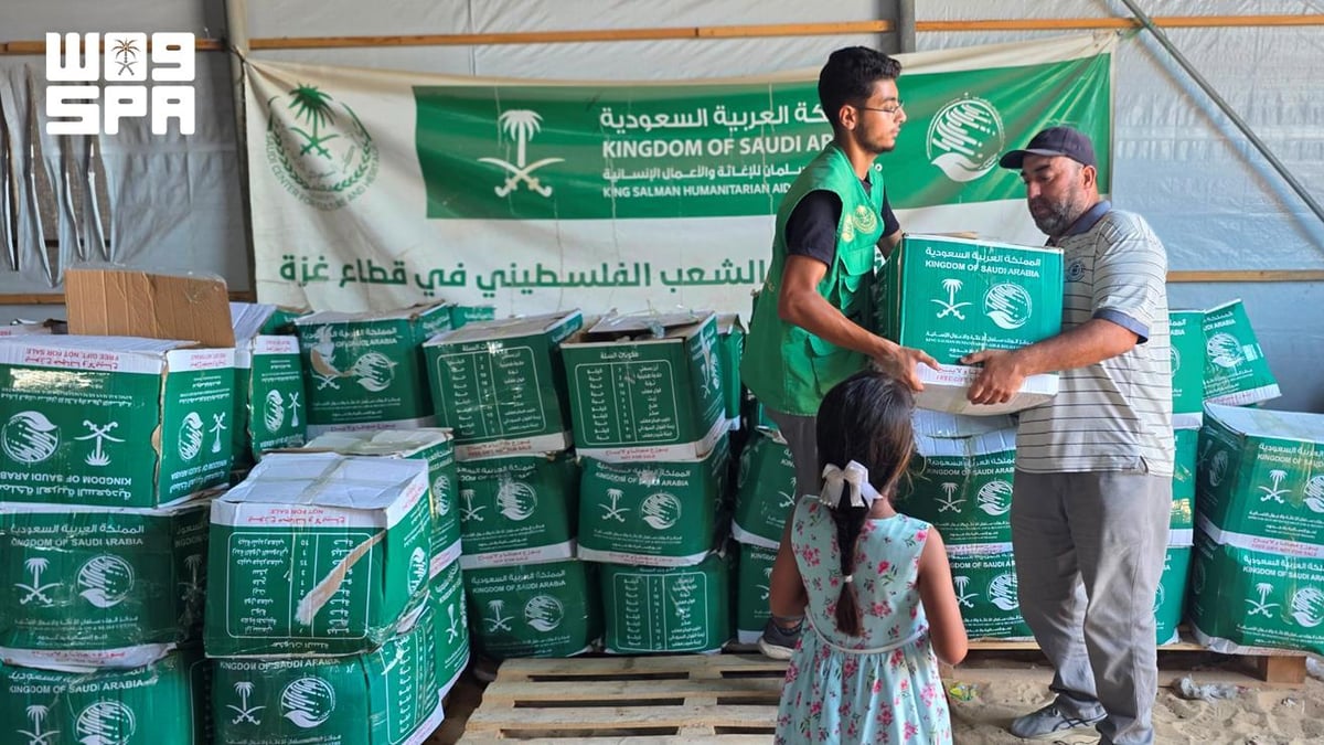 مركز الملك سلمان يوزع 750 سلة غذائية في غزة