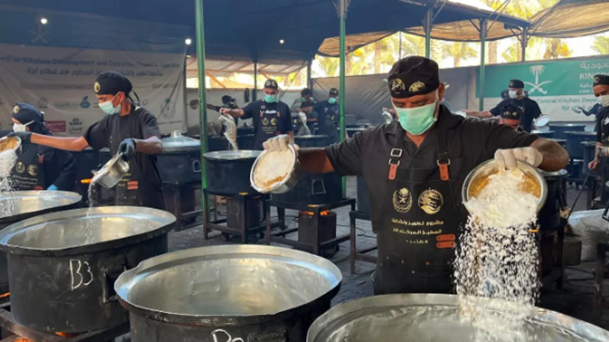مركز الملك سلمان يوزع وجبات ساخنة للأسر في غزة