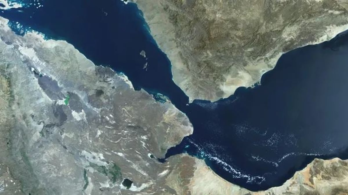 مقتل 4 بحارة في هجوم حوثي على سفينة تجارية بباب المندب