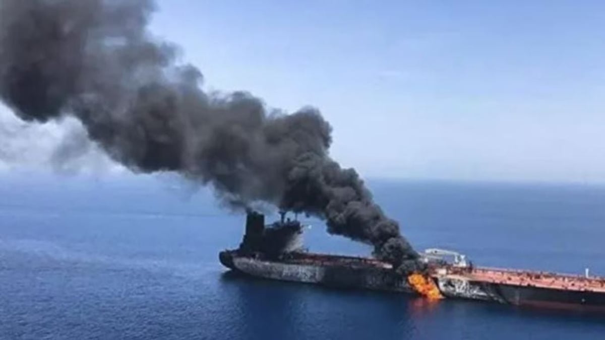 مقذوف يتسبب في أضرار بسفينة وإصابة طاقمها في هرمز