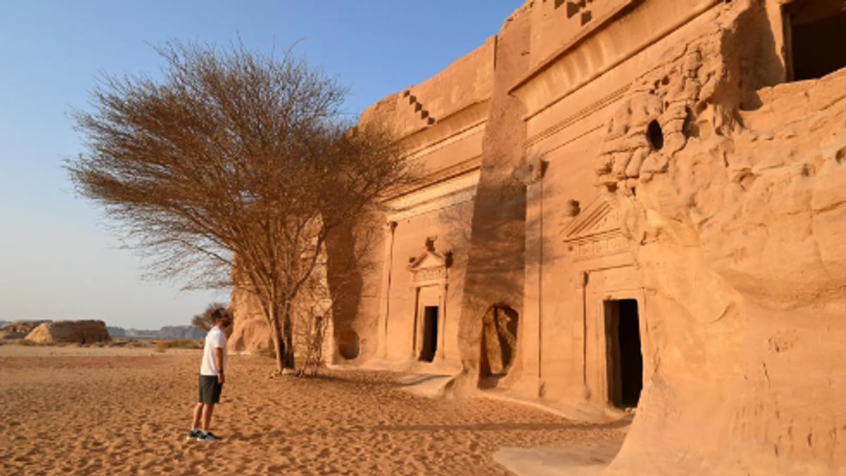 موقع الحِجر الأثري يجذب الزوار إلى العُلا
