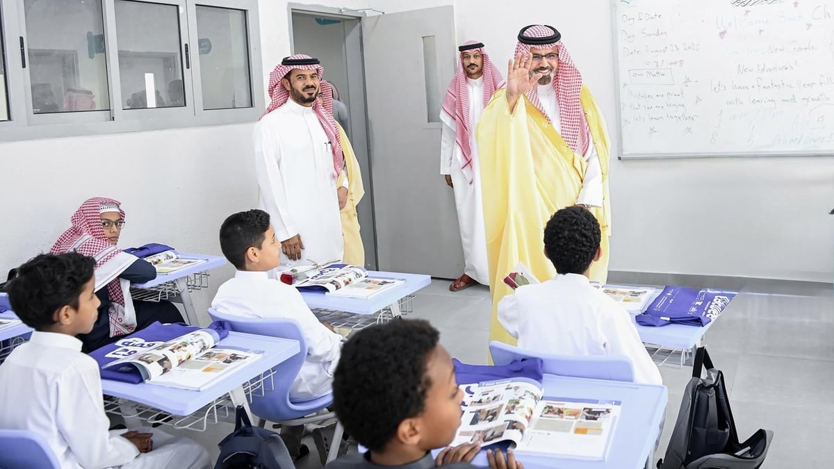 نائب أمير جازان يفتتح العام الدراسي الجديد في مدارس المنطقة