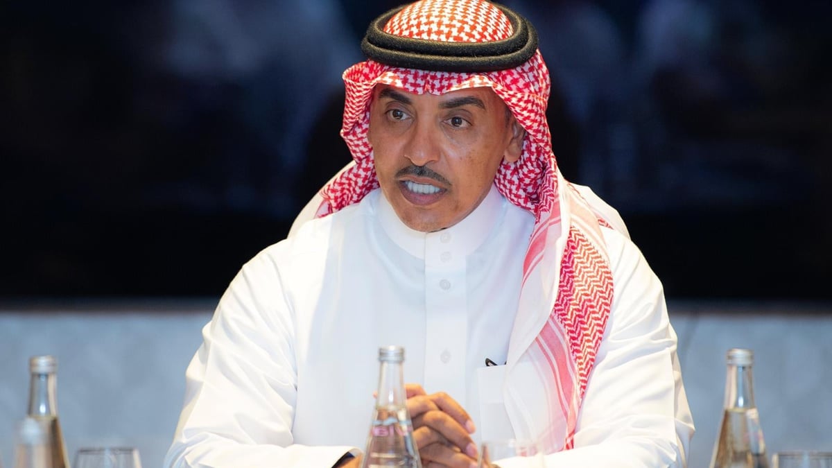 وزير الإعلام يلتقي الوفد الإعلامي لزيارة ولي العهد في باريس