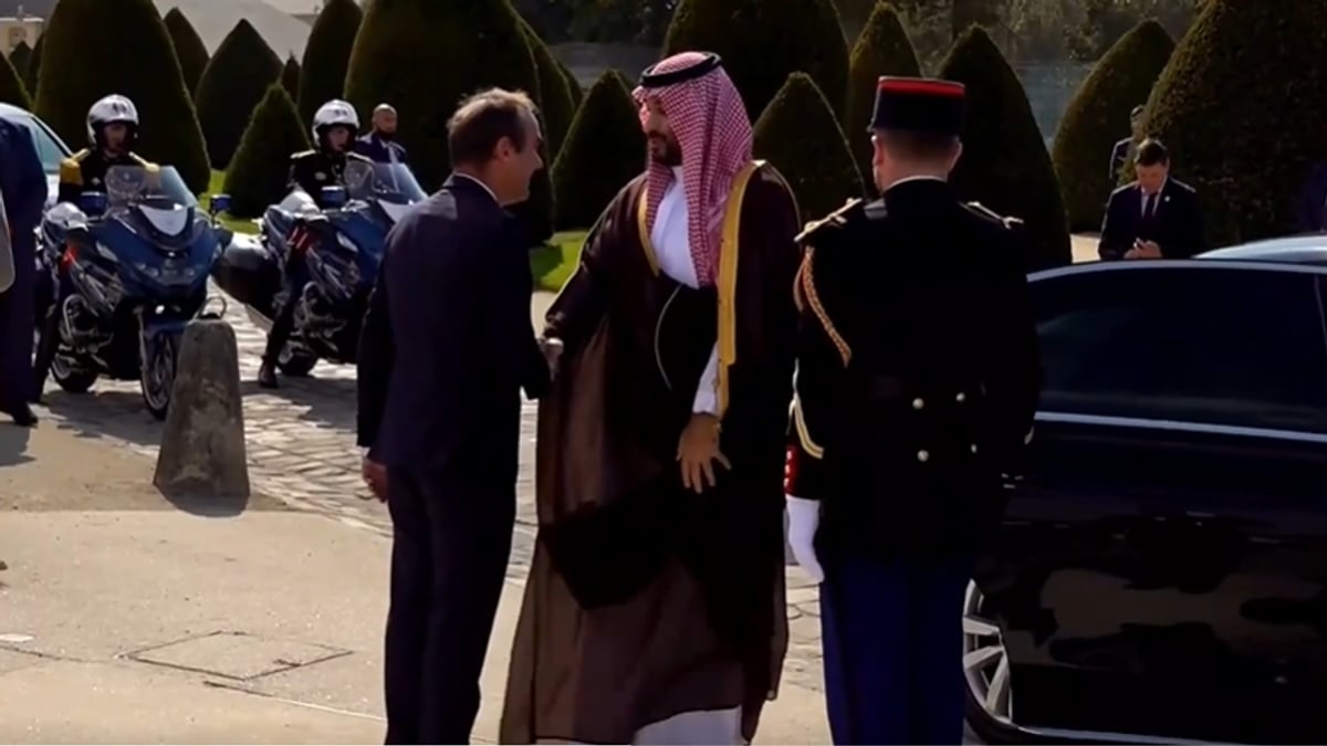 ولي العهد يبدأ زيارة دولة إلى فرنسا بزيارة قصر الإنفاليد