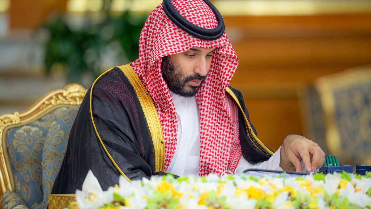 ولي العهد يتلقى رسالة من رئيس وزراء المملكة المتحدة