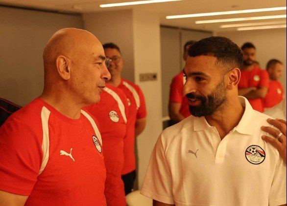 احتفال لاعبي منتخب مصر بتجديد تعاقد حسام وإبراهيم حسن حتى 2030