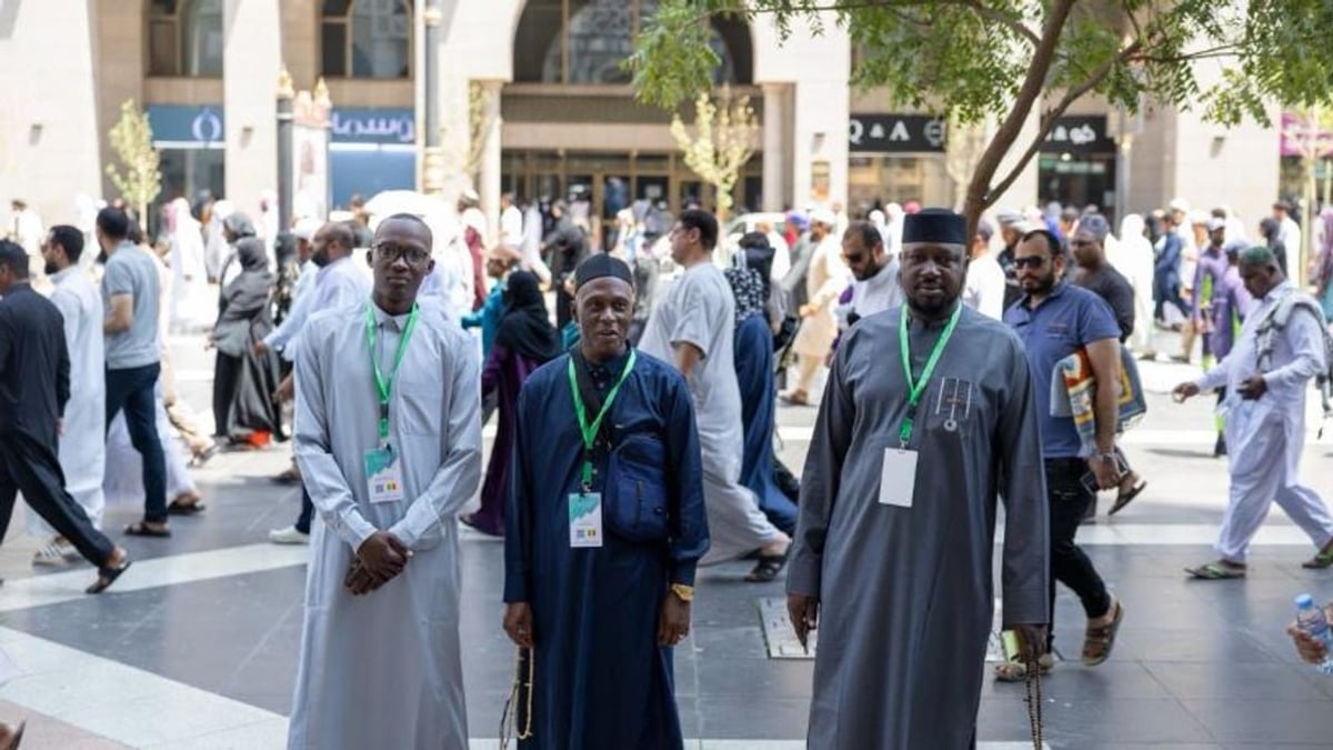 250 معتمراً من 23 دولة إفريقية يؤدون صلاة الجمعة بالمسجد النبوي
