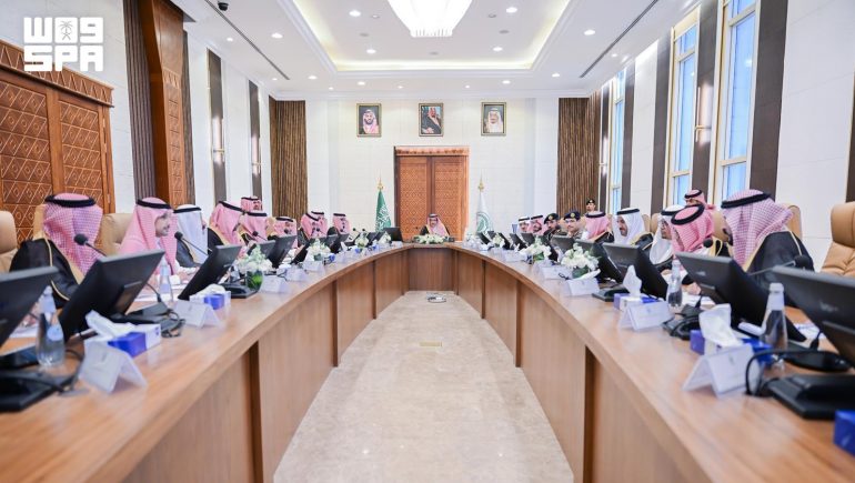 أمير الباحة يدعو لتفعيل برنامج المدن الصحية في اجتماع اللجنة العليا