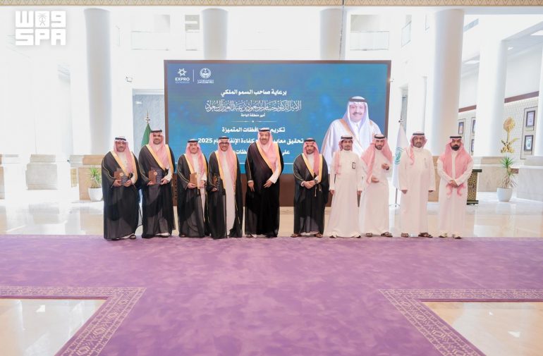 أمير الباحة يكرم المحافظات المتميزة في كفاءة الإنفاق 2025