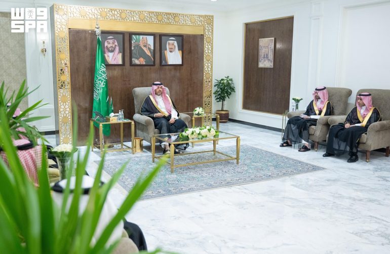 أمير الحدود الشمالية يستقبل قيادات قانونية في وزارة الداخلية