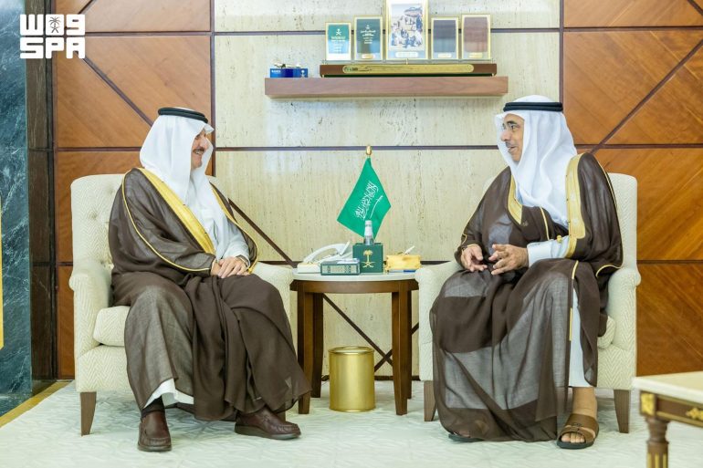 أمير الشرقية يناقش مشاريع الأمانة مع المهندس الجبير