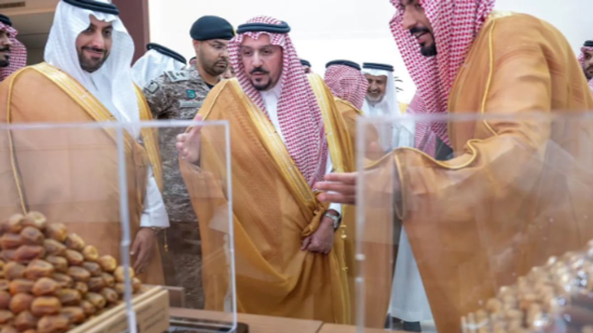 أمير القصيم يختتم موسم عنيزة الدولي للتمور 2026