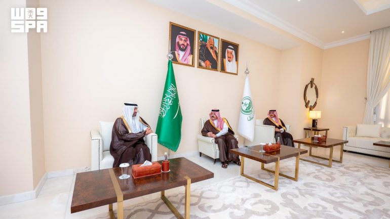 لقاء حيوي بين أمير حائل ووزير الموارد البشرية لتعزيز التنمية