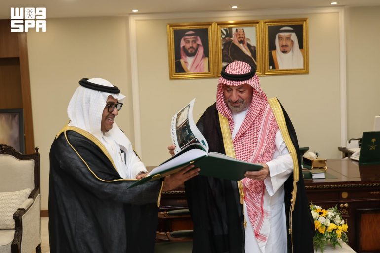 أمير نجران يبرز إنجازات اليوم الوطني في اجتماع مع أمين المنطقة