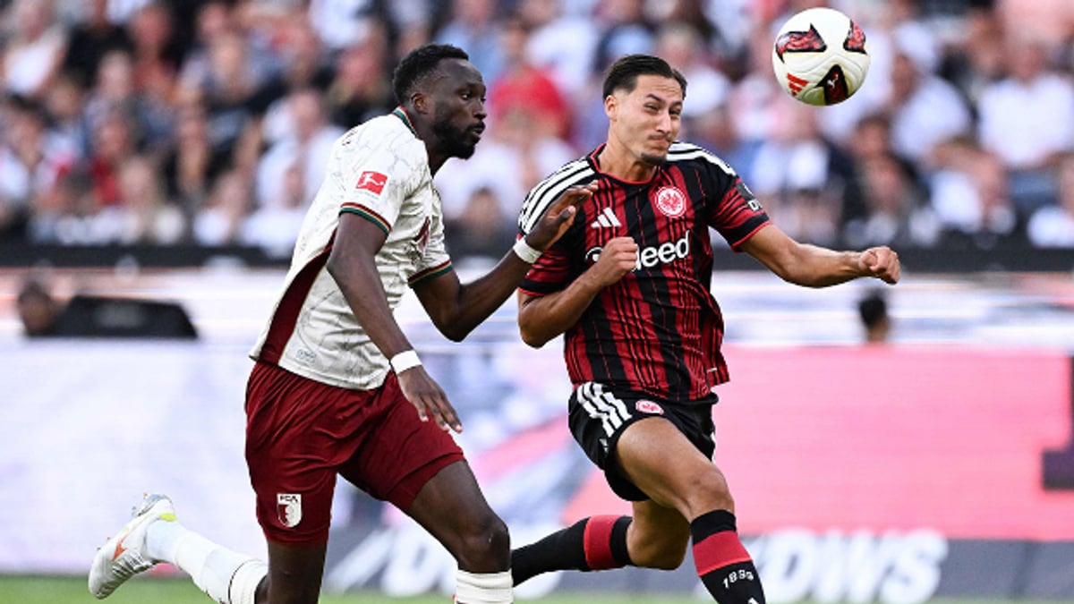 أوغسبورغ يتصدر الدوري الألماني بفوز كبير على فرانكفورت برباعية