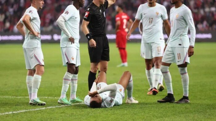 مبابي يغادر معسكر فرنسا بعد إصابة تؤرق ريال مدريد