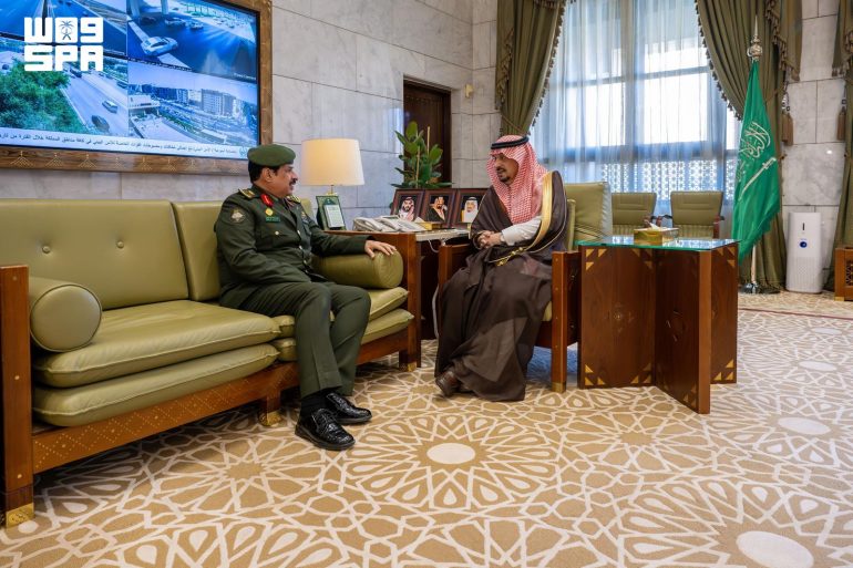 أمير الرياض يلتقي مدير جوازات المنطقة لمناقشة تحسين الخدمات