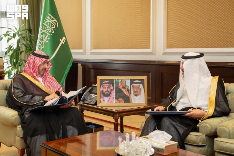 نائب أمير تبوك يطلع على إنجازات وزارة التجارة في تقرير نصف سنوي