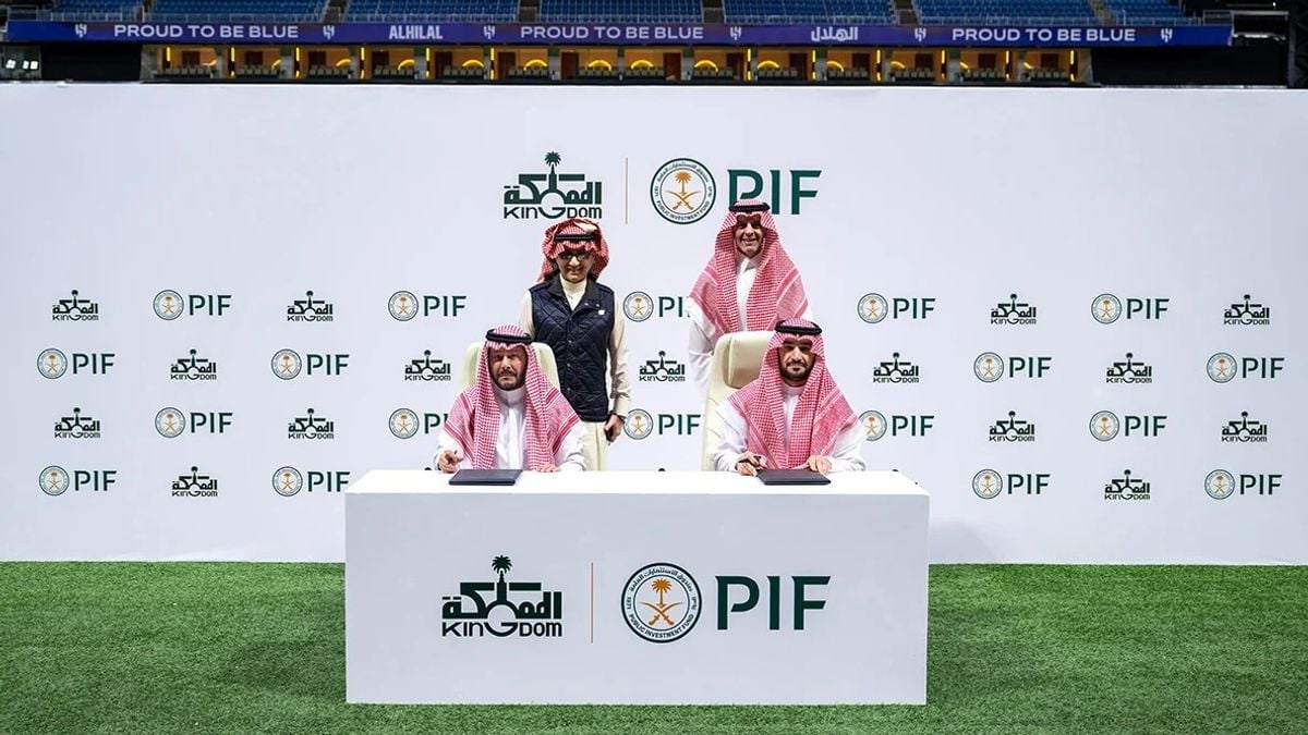 “الاستثمارات العامة تبيع 70% من نادي الهلال للمملكة القابضة بـ 1.4 مليار ريال”