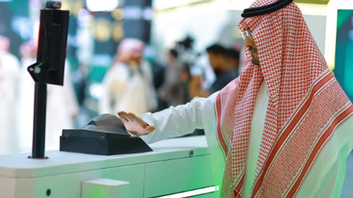 الجوازات تعرض البوابة الإلكترونية اللاتلامسية في مؤتمر ليب 26