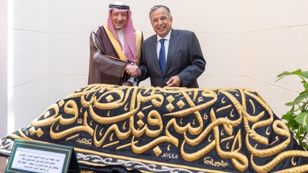 الخريجي يسلم أمين الجامعة العربية قطعة من كسوة الكعبة هدية من خادم الحرمين