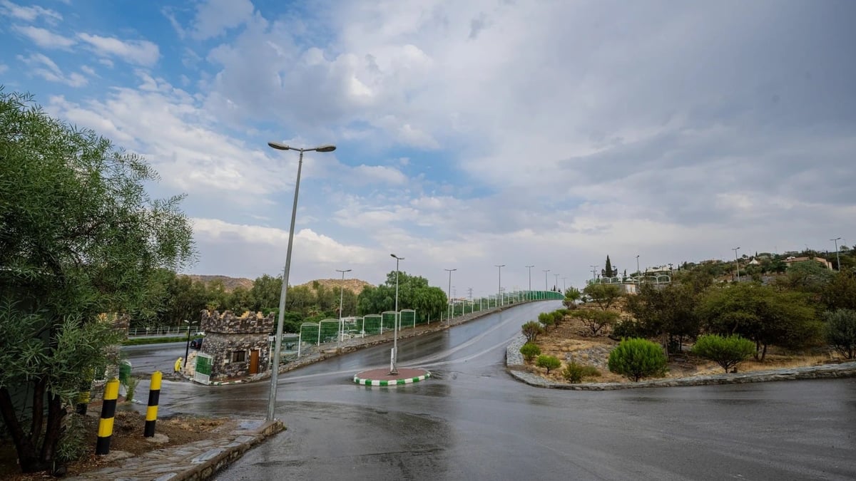 الدفاع المدني يحذر من مخاطر الحالة المناخية في مكة