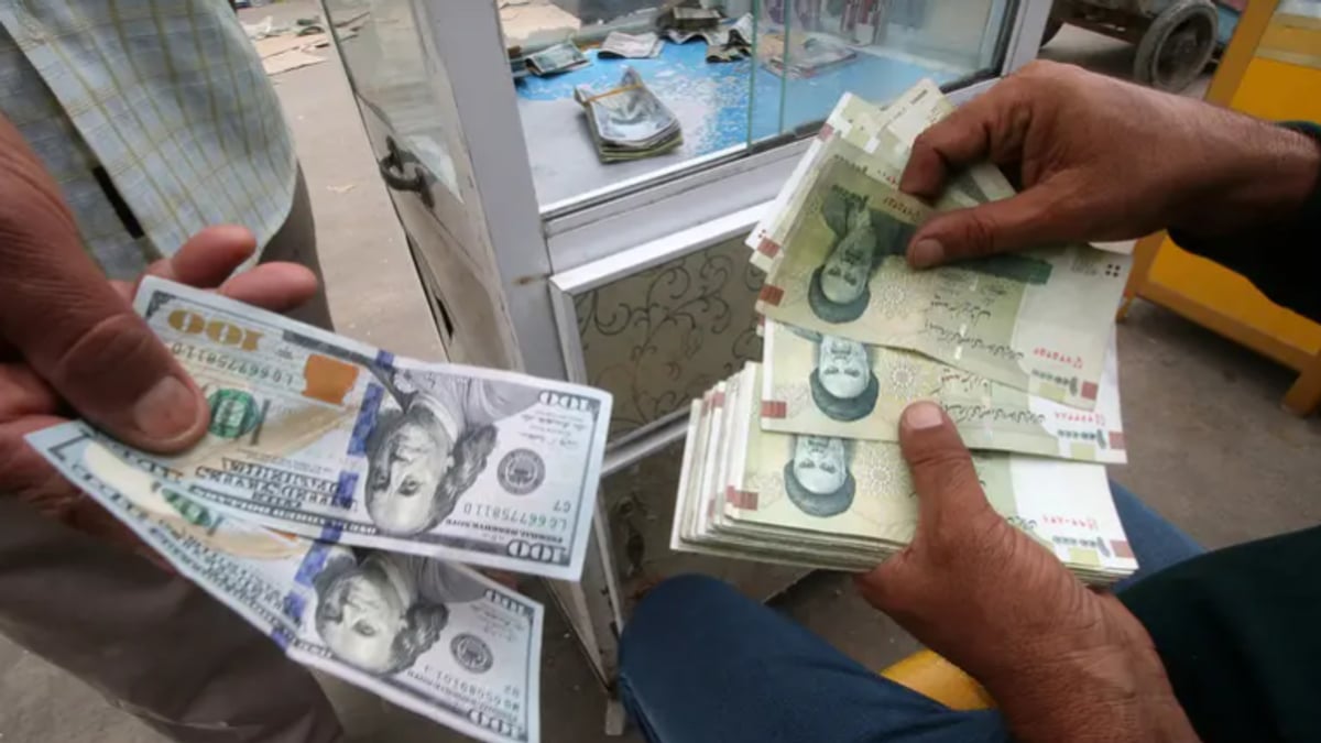 الدولار يصل إلى 2.229 مليون ريال مع تراجع حاد في العملة الإيرانية