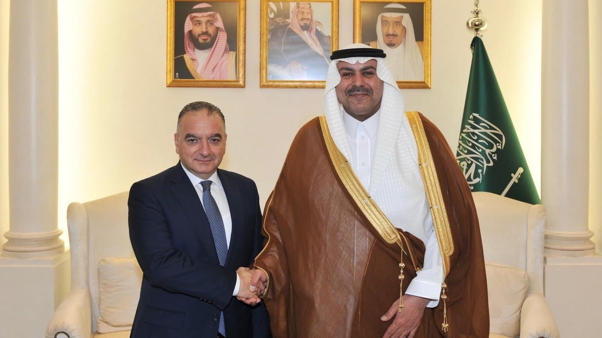 السفير الدوسري يناقش التطورات في بيروت مع مستشار الرئيس اللبناني