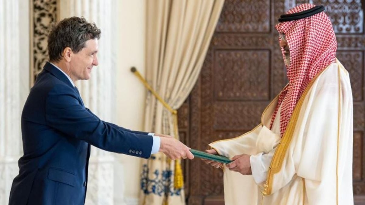 السفير الشمري يقدم أوراق اعتماده لرئيس رومانيا