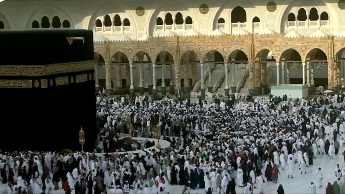 الكعبة المشرفة صباحًا: أجواء إيمانية مليئة بالدعاء والسكينة