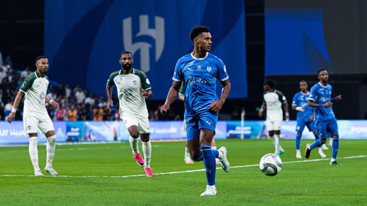 الهلال يحقق فوزًا كبيرًا على الأهلي وينفرد بصدارة الدوري