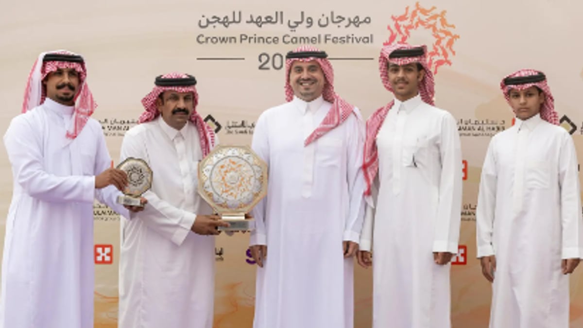 تتويج الفائزين بكؤوس مهرجان ولي العهد للهجن بالطائف