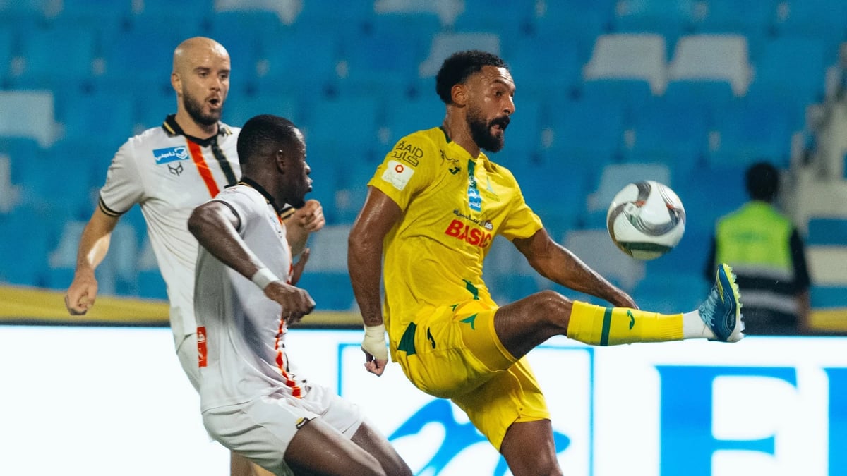تعادل الخليج والرياض في دوري روشن وتريزيجيه يغادر الملعب باكيًا