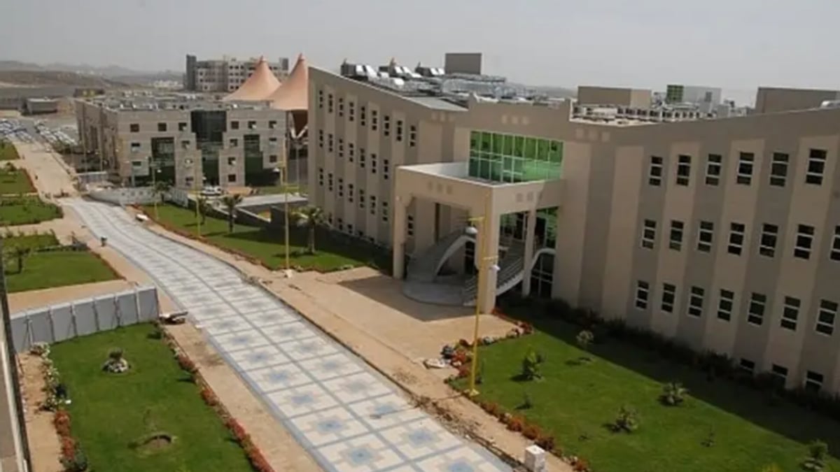 جامعة الملك خالد تنتقل للدراسة عن بُعد اليوم بسبب تقارير الأرصاد