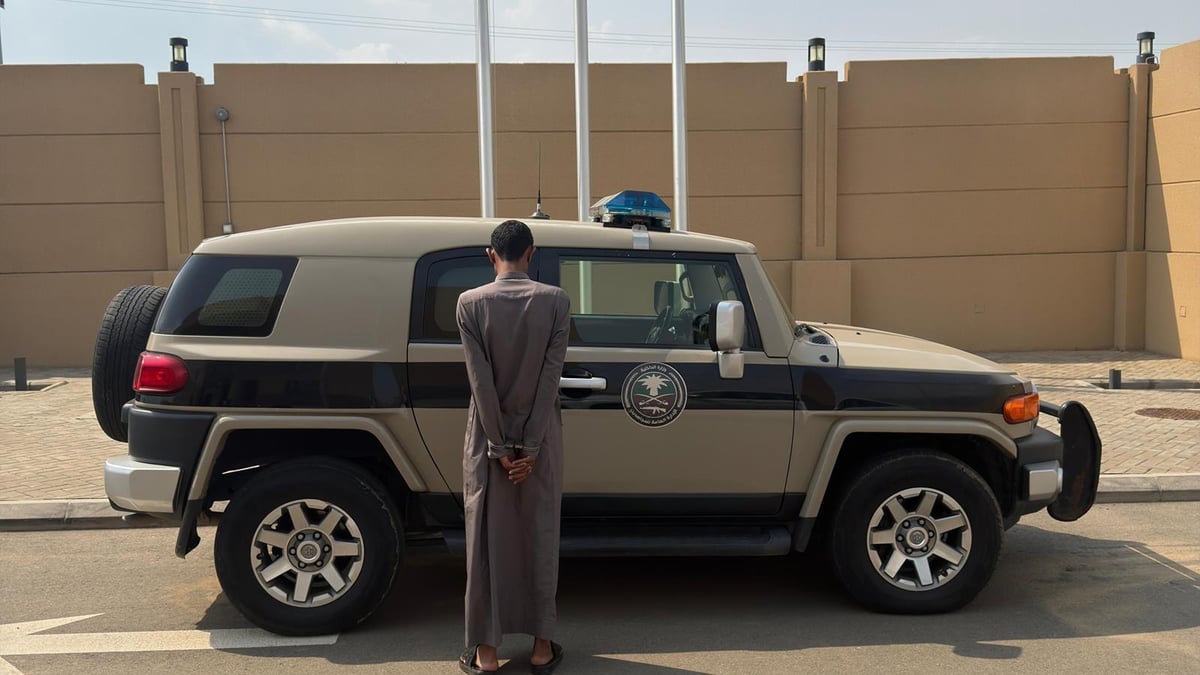 دوريات المجاهدين بجازان توقف مقيمًا يمنيًا لنقله مخالفين لنظام الحدود
